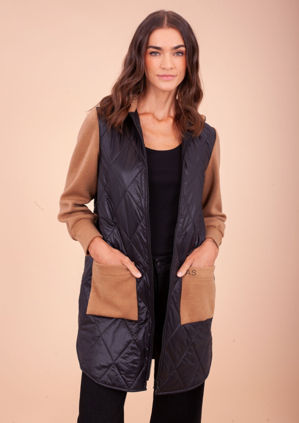 Abrigo acolchado negro y beige